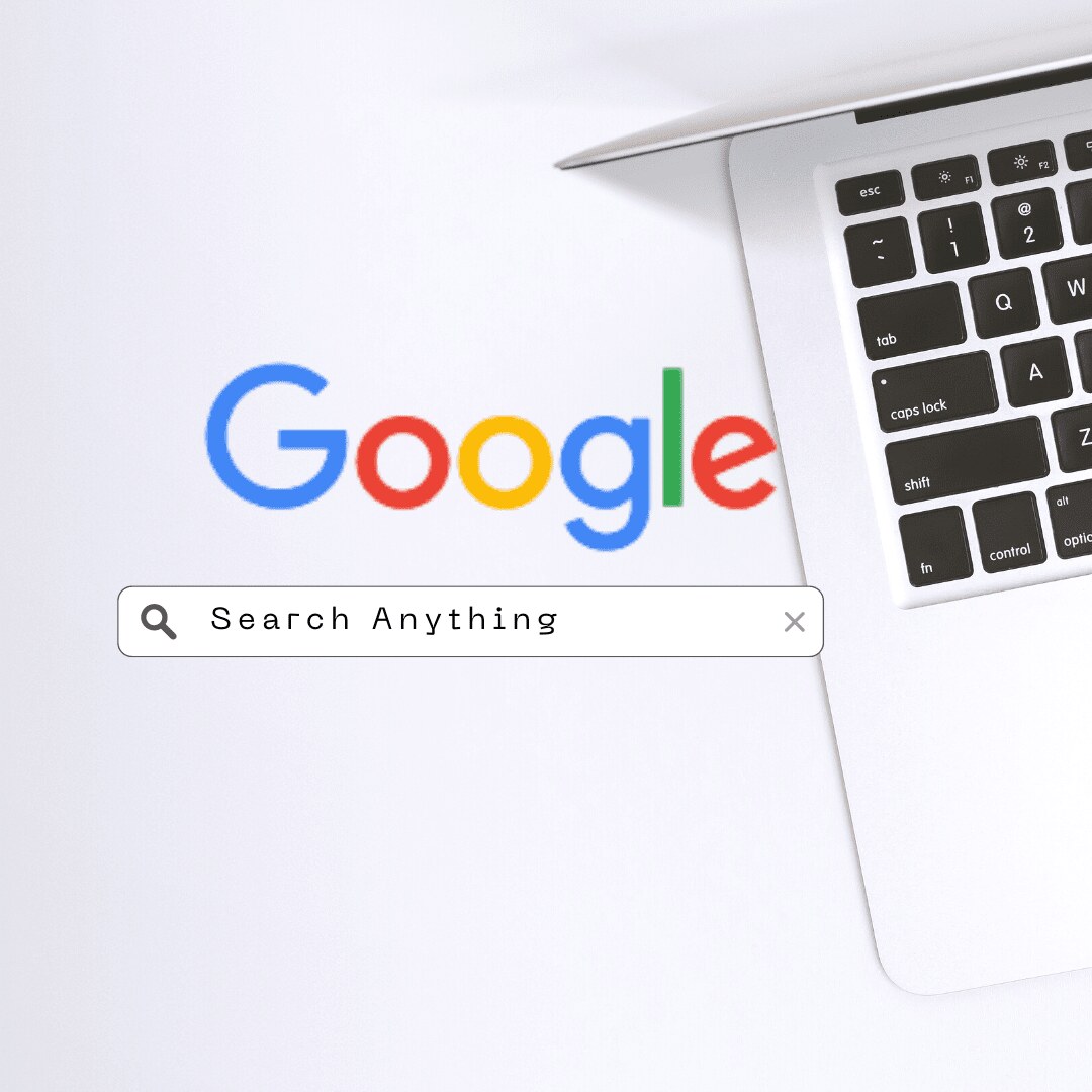 Halaman carian Google terbuka di sebelah komputer riba