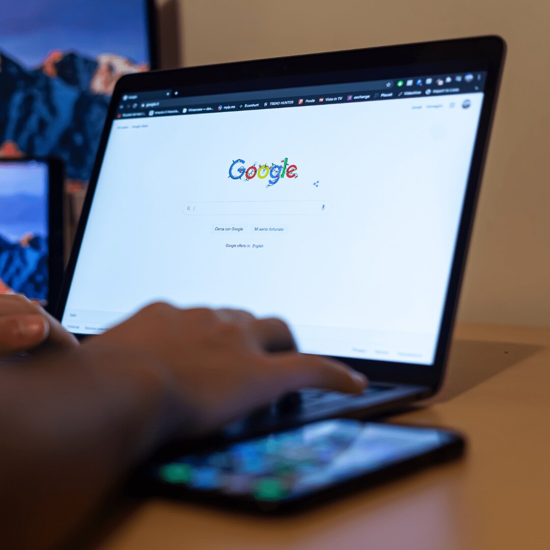 Pengguna membuat carian Google di komputer riba