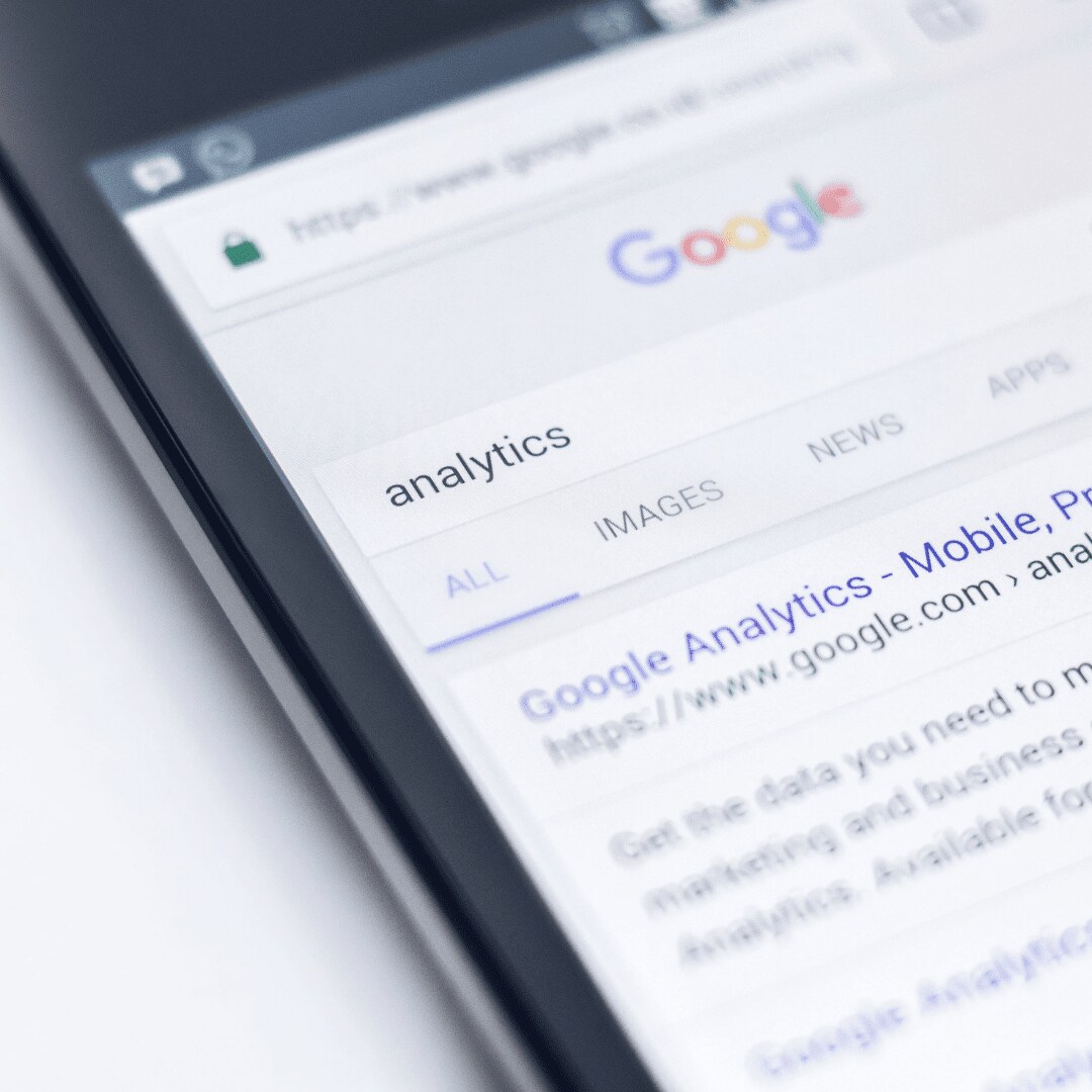 Hasil carian Google dipaparkan pada skrin tablet